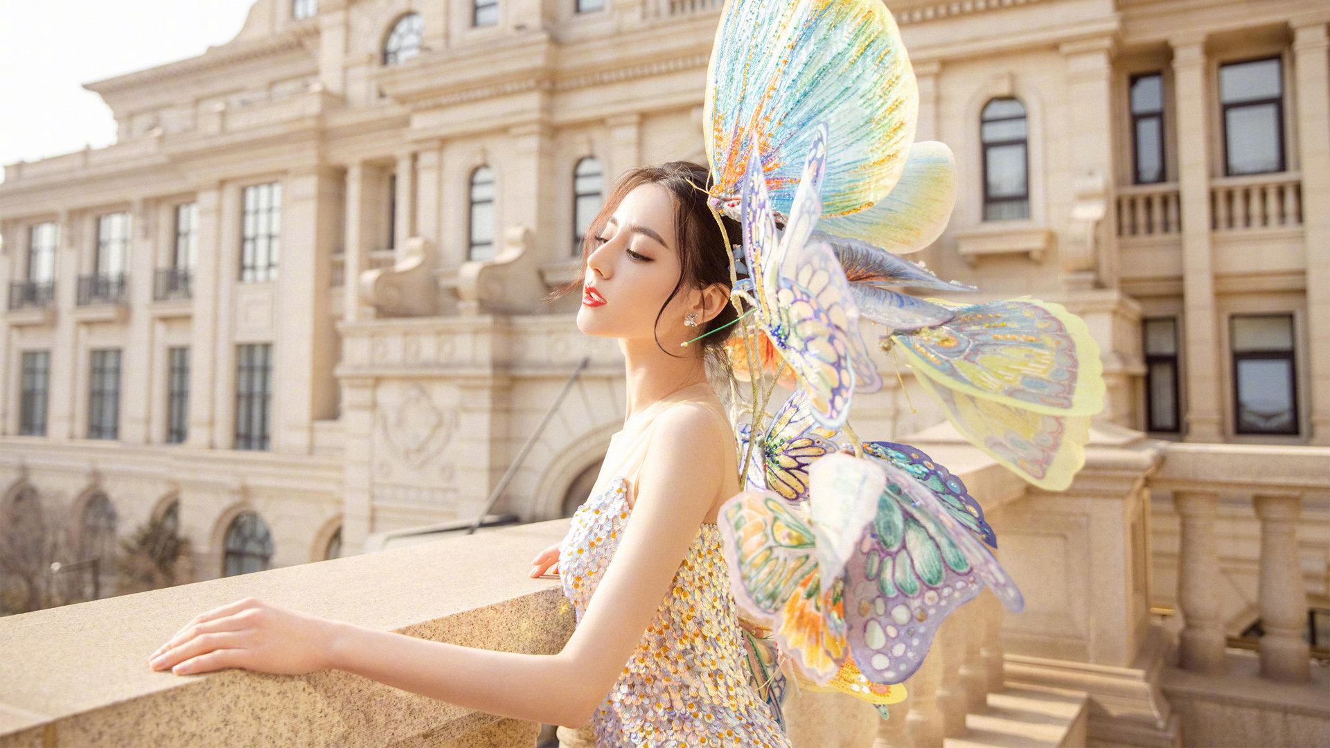 《花少5》路透：迪丽热巴背2个万元包包，当街提裤子，细节见素养