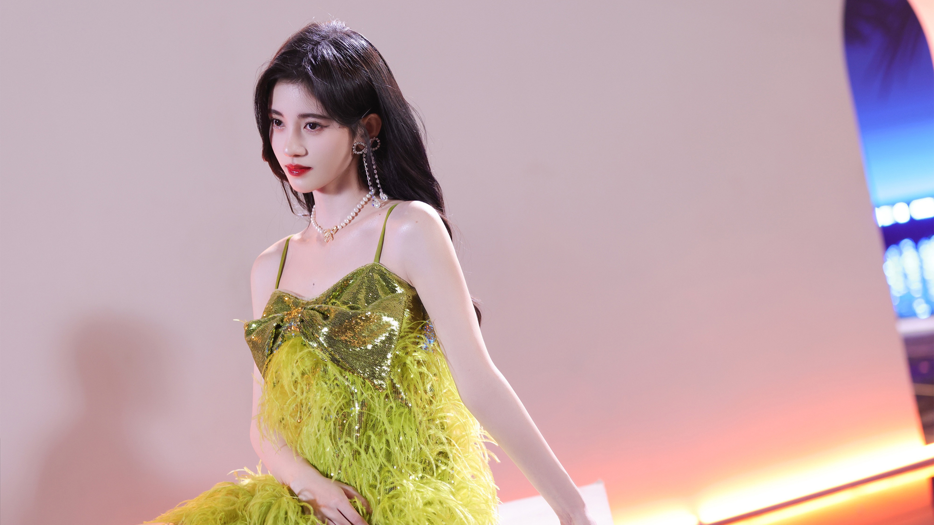 中秋晚会众女星造型：张小斐美上热搜，杨幂旗袍优雅，鞠婧祎好甜她6岁被成龙抱上春晚，14岁因长相被骂退圈，如今再露面艳压全场