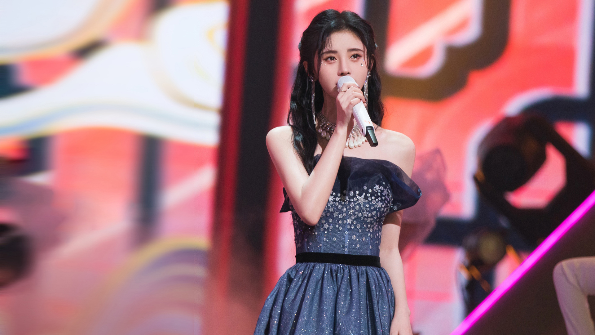 中秋晚会众女星造型：张小斐美上热搜，杨幂旗袍优雅，鞠婧祎好甜杨丽萍为了艺术真是拼了，衣服竟是画的，身上的纹路清晰