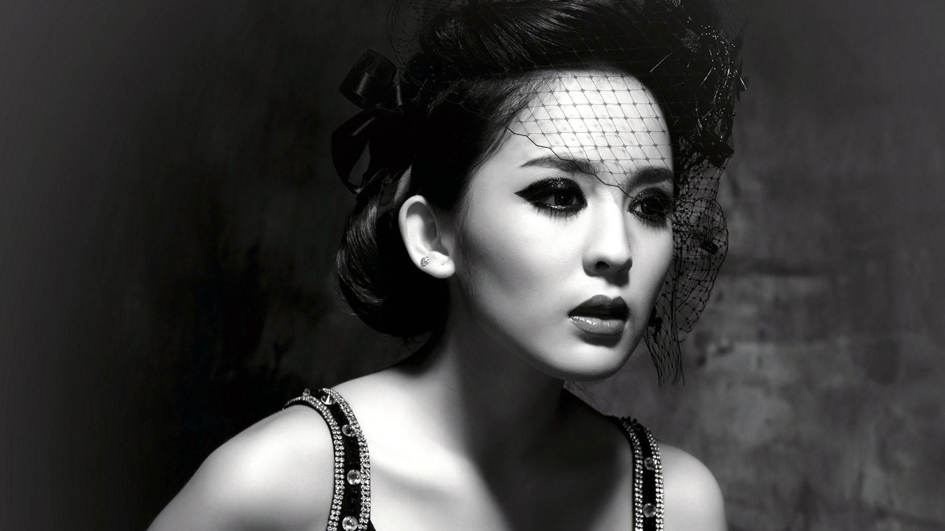 为什么热巴娜扎的美貌，一进到剧里就差一口气？
