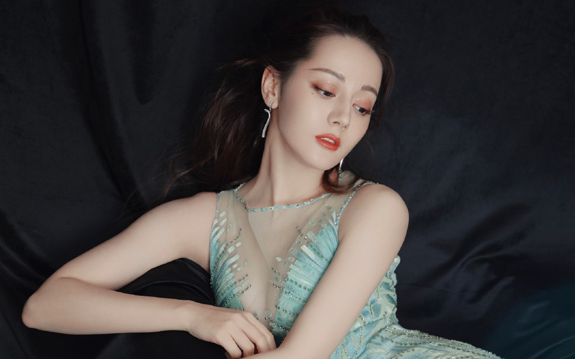 以为谭松韵会和他在一起，她真的是他的“救赎”，没想到只是过客帅过杨洋，胜过李易峰，28岁和迪丽热巴“官宣恋爱”