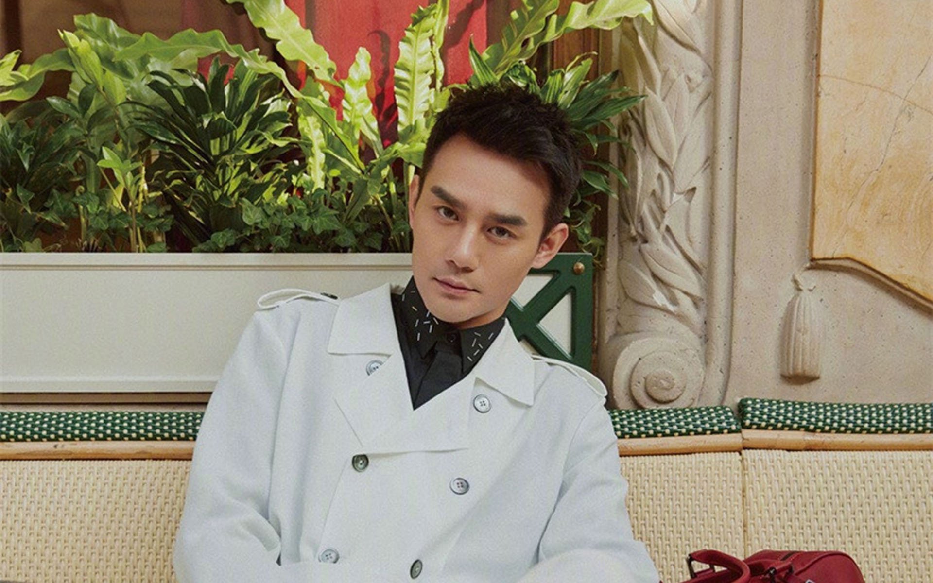 关晓彤穿高定走红毯，美腿吸睛腰部到魏晨胸口，无视对方搀扶被喷不是不拍，是导演不敢拍！镜头下拉后，是不堪入目的“尴尬情景”
