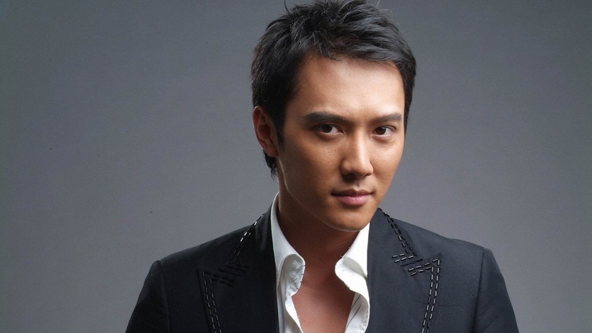冯绍峰带儿子看灯光秀惹争议，赵丽颖被暗讽不顾家，评论区沦陷