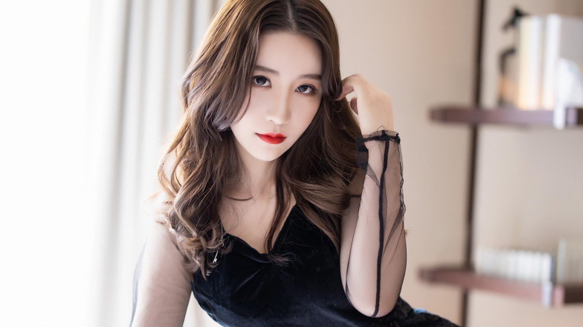 刘亦菲最“性感”的一次，一袭镂空礼服又纯又欲，尽显妩媚韵味