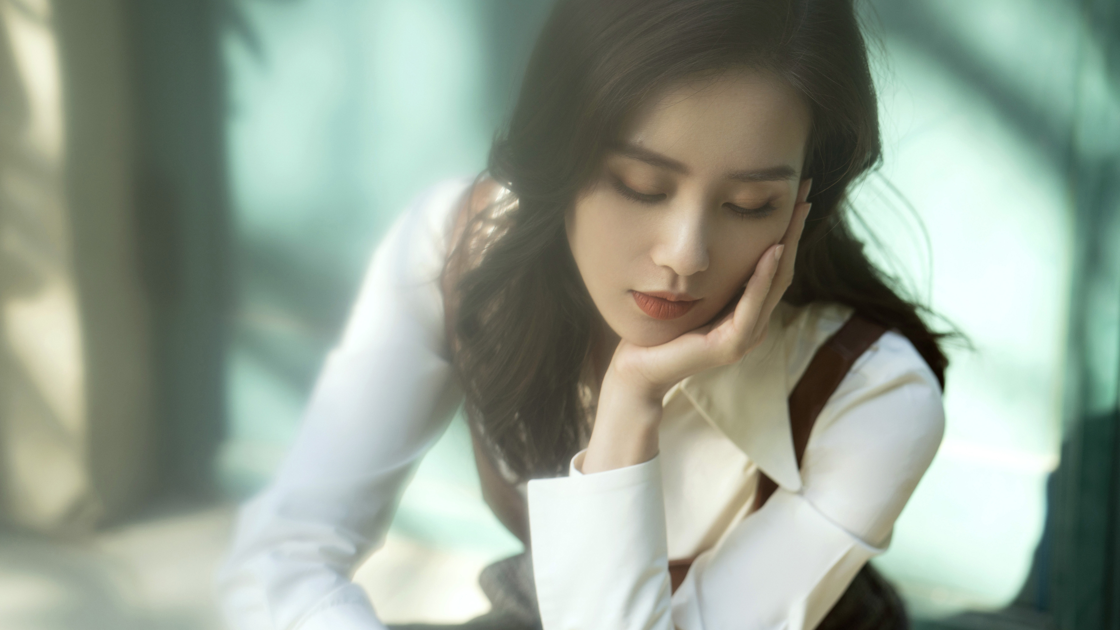 刘诗诗与angelababy同框！绝美女神碰撞，网友惊叹：美貌逆天！娱乐圈的“假戏真做”，祸害了多少女明星？