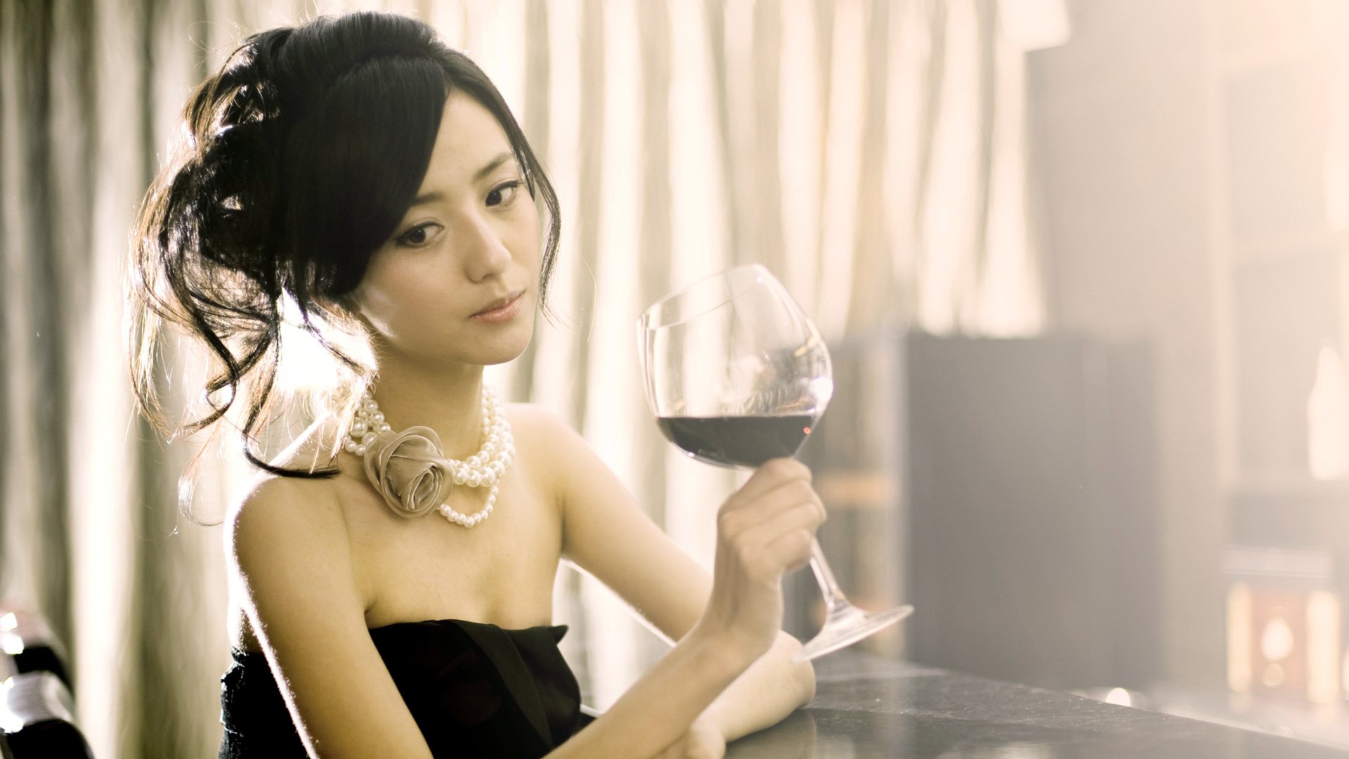 向佐郭碧婷游玩，直接坐潮湿地面比路人还随性，向芷打盹被拍萌翻佟丽娅在迪士尼游玩，大量路人图晒出来，反倒感叹她美的纯天然！