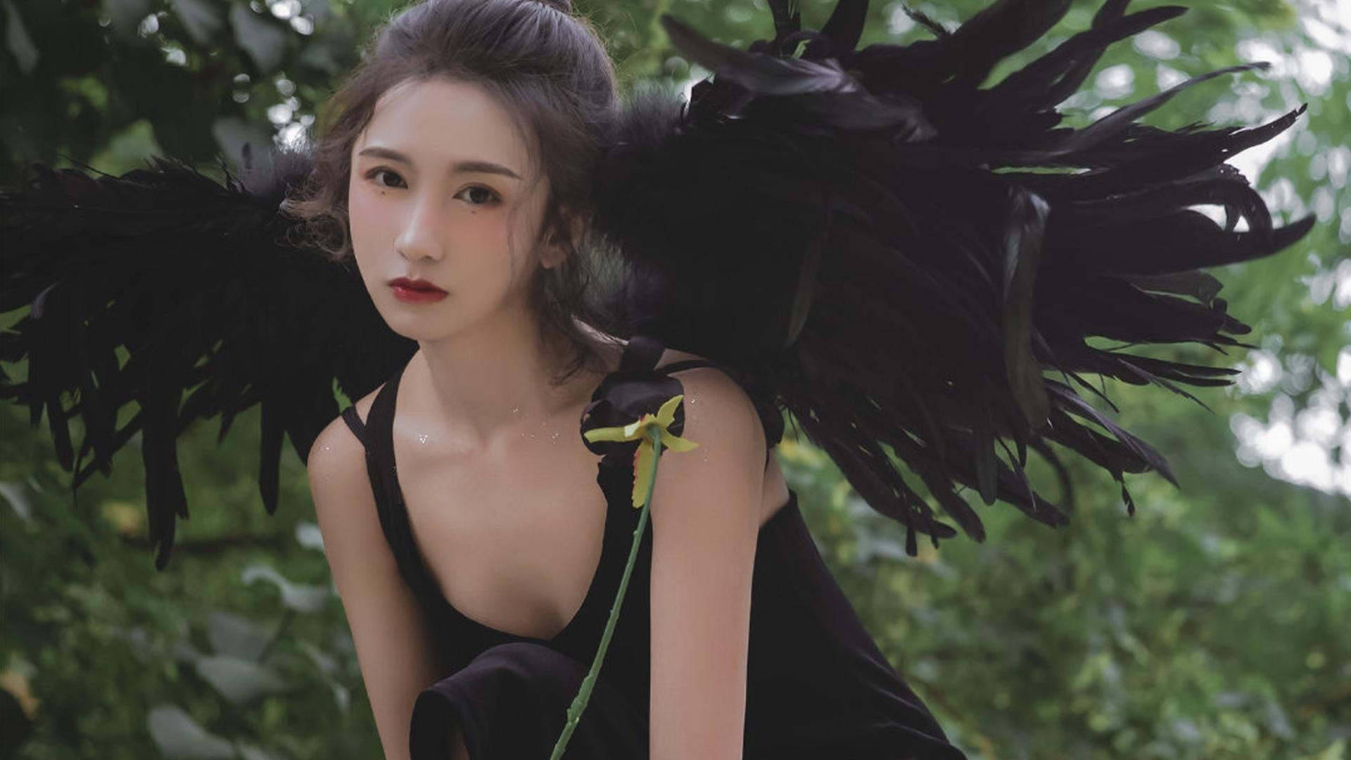 吴宣仪身着暗黑风吊带裙，性感魅力尽显无疑