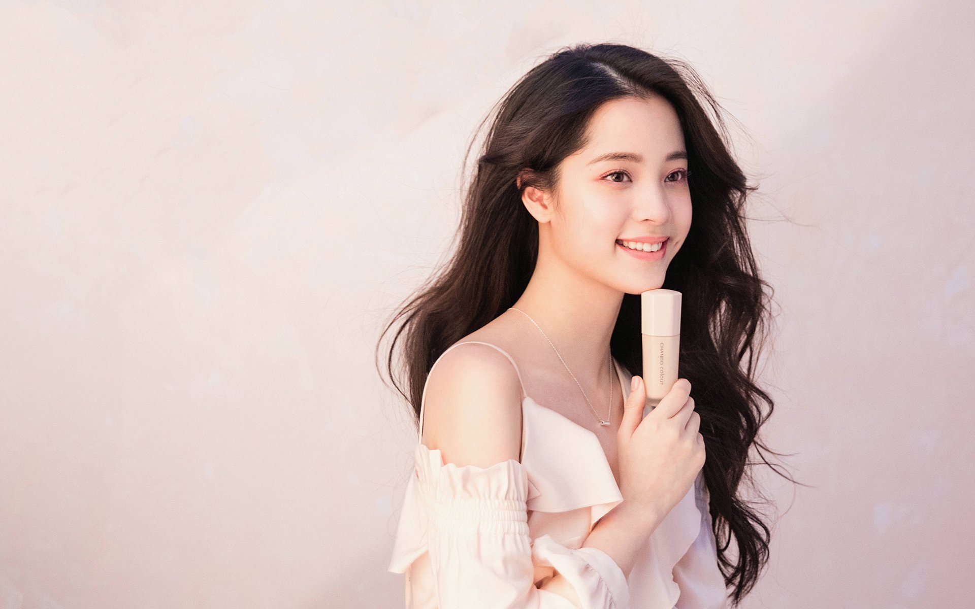 女星欧阳娜娜分享日常随拍，穿吊带秀好身材，戴黑色头套俏皮可爱