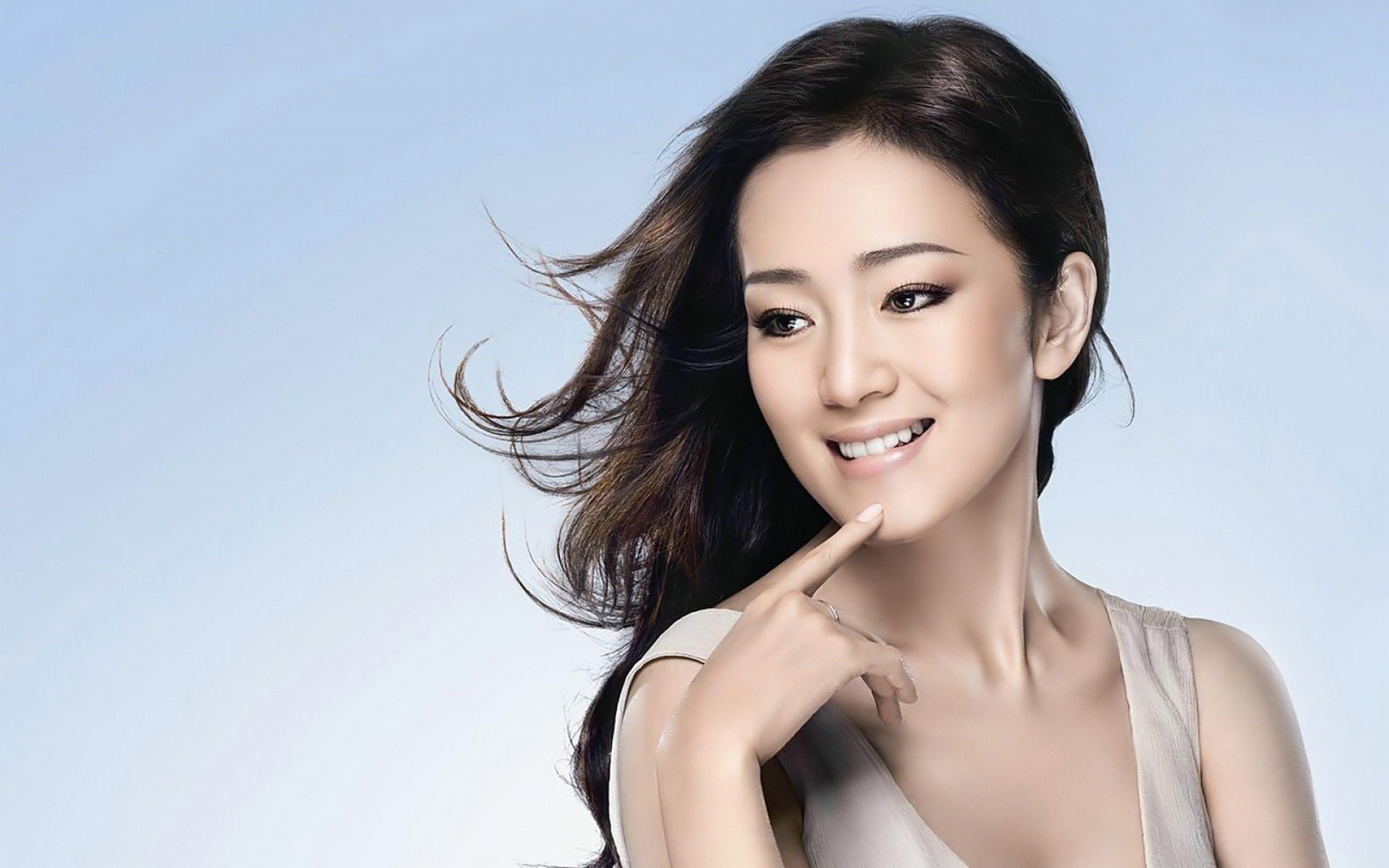 巩俐与郭晶晶罕见同框！巩俐主动挽手似女王，郭晶晶略显拘谨央媒终于出手了！这3位明星不仅艺德差，连人品也烂到不行