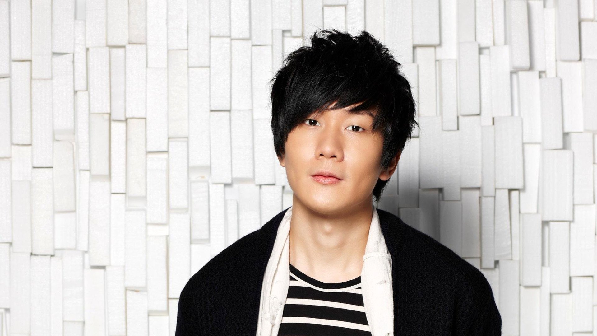 张智霖因代言JPEX被传唤调查，涉及周星驰林俊杰等明星复合了？35岁梁洛施晒近照，一细节暴露真相：原来一切都有迹可循