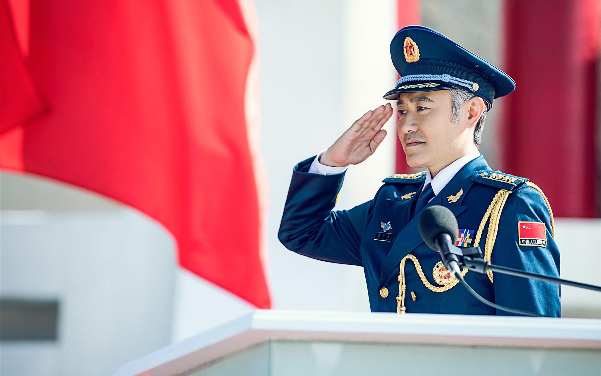 张艺谋新片《坚如磐石》未播先被嘲，他不该选陈冲从叔圈顶流到声名狼藉，54岁移居英国的吴秀波，已经成肥胖油腻男