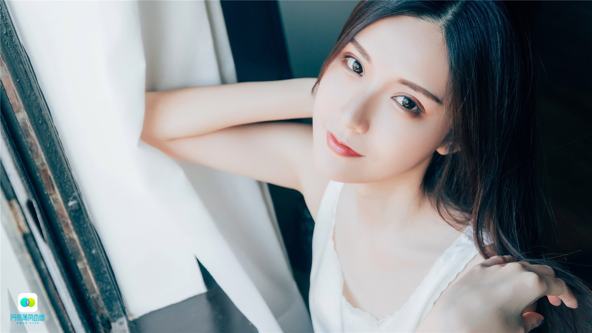 彭昱畅和美女在KTV玩通宵！本人直播在线辟谣：对方是自己的女友