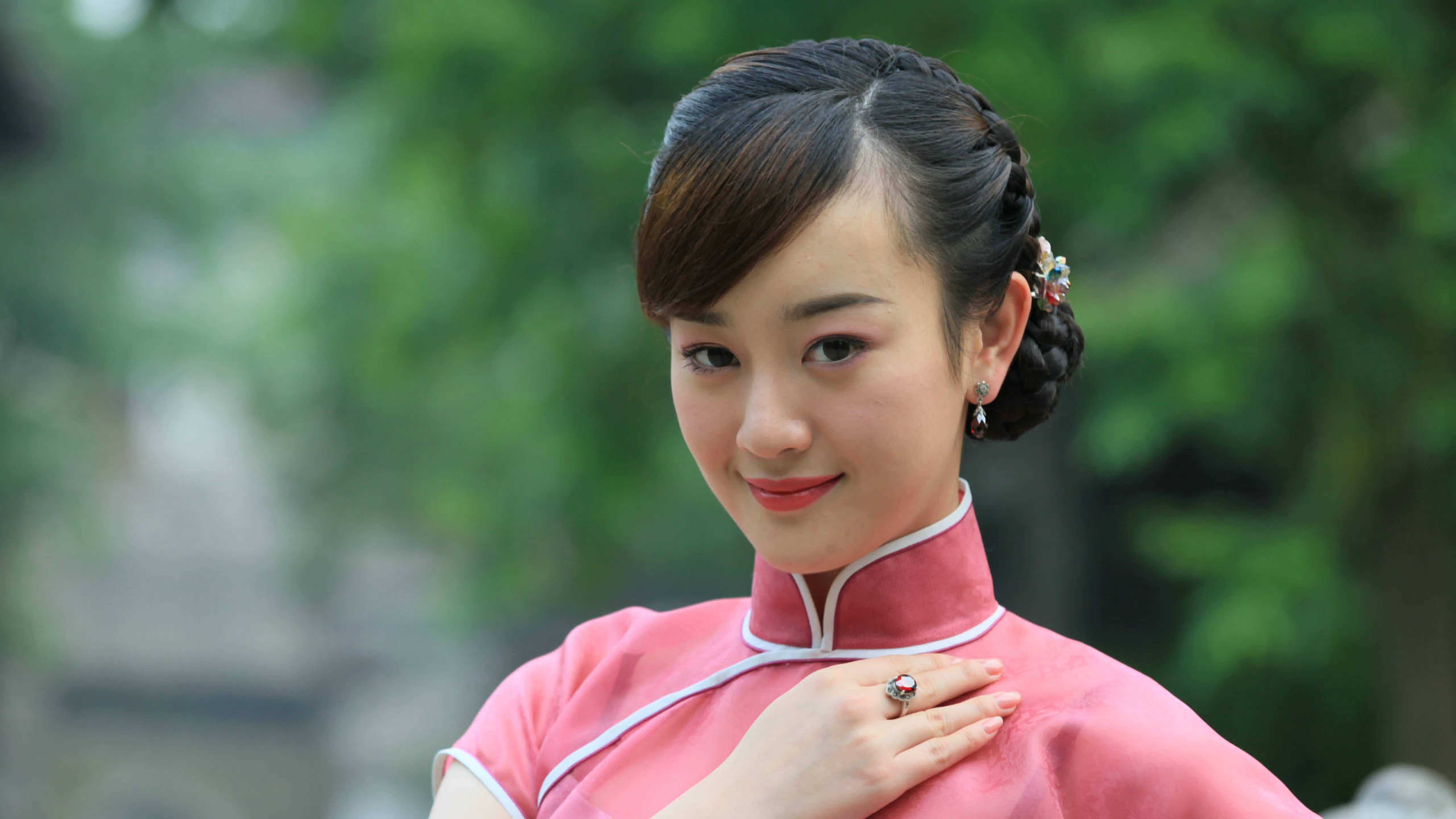 成本仅800万，《穷兄富弟》首映夺第一，小沈阳又抓到喜剧片王炸广东女子穿妖娆旗袍摆摊卖烧烤，引大量男食客光顾：以前是老板娘