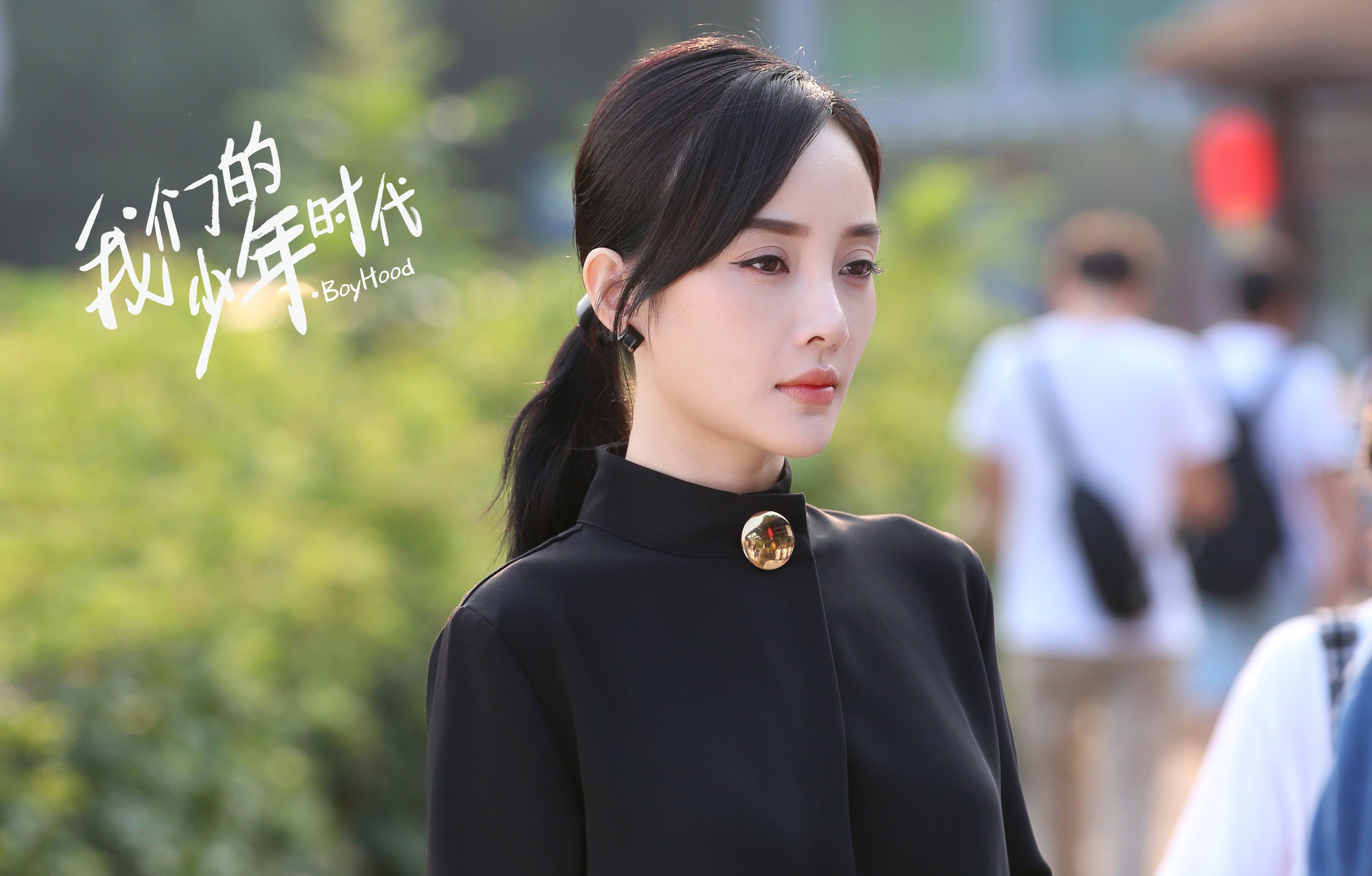 李小璐晒三亚度假照，41岁状态如少女，合影对象引网友热议