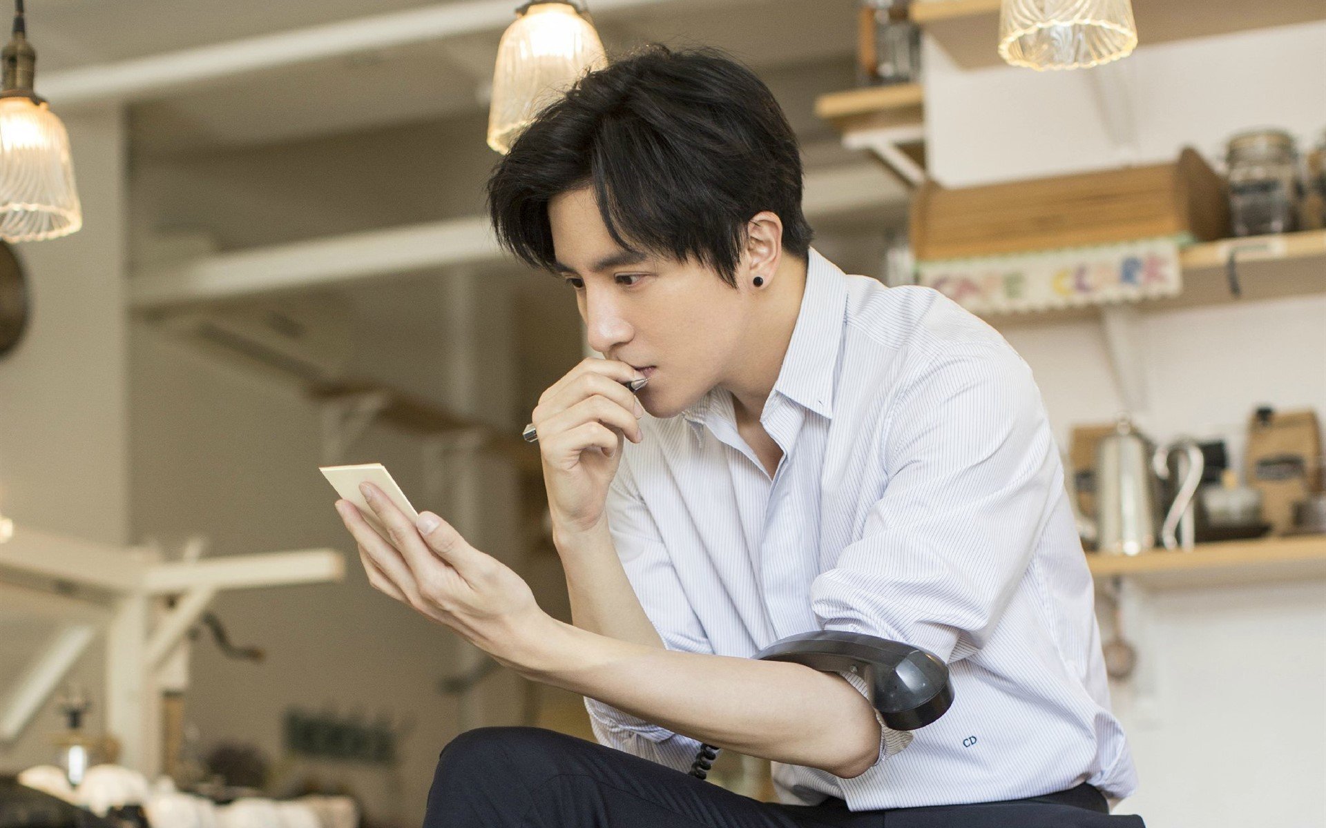 李若彤转行当歌手，发单曲获众多明星支持，长居内地未婚生活潇洒