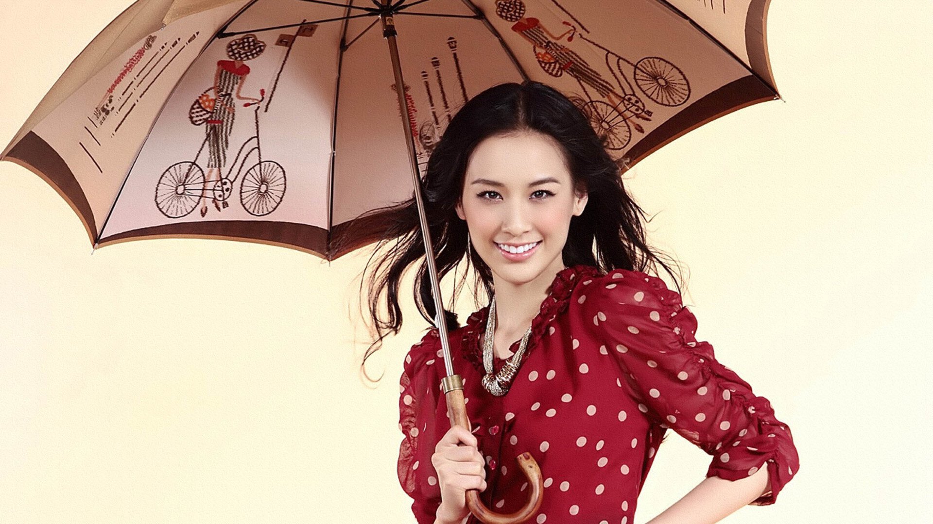 杨子认为男人除了老婆，可以有红颜知己，黄圣依黑脸，程莎莎开怼章泽天产后首亮相！巴黎时装周展魅力，圆润依旧惊艳！