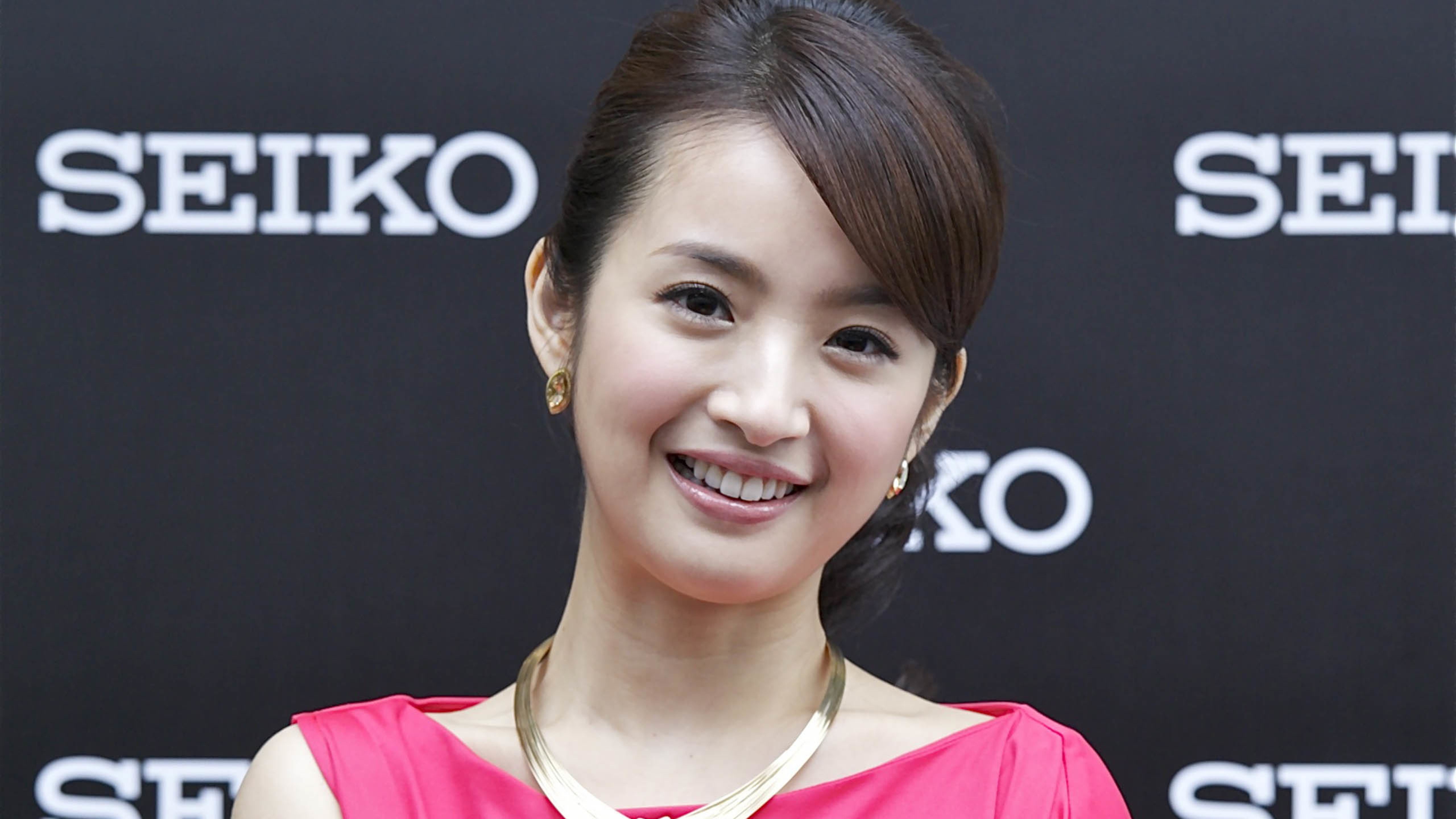 林依晨当阔太后越来越保守，穿套装戴珠宝，端着架子更像女企业家张馨予的老公何捷，原来这么厉害，网友：难怪能推翻黑料重新走红