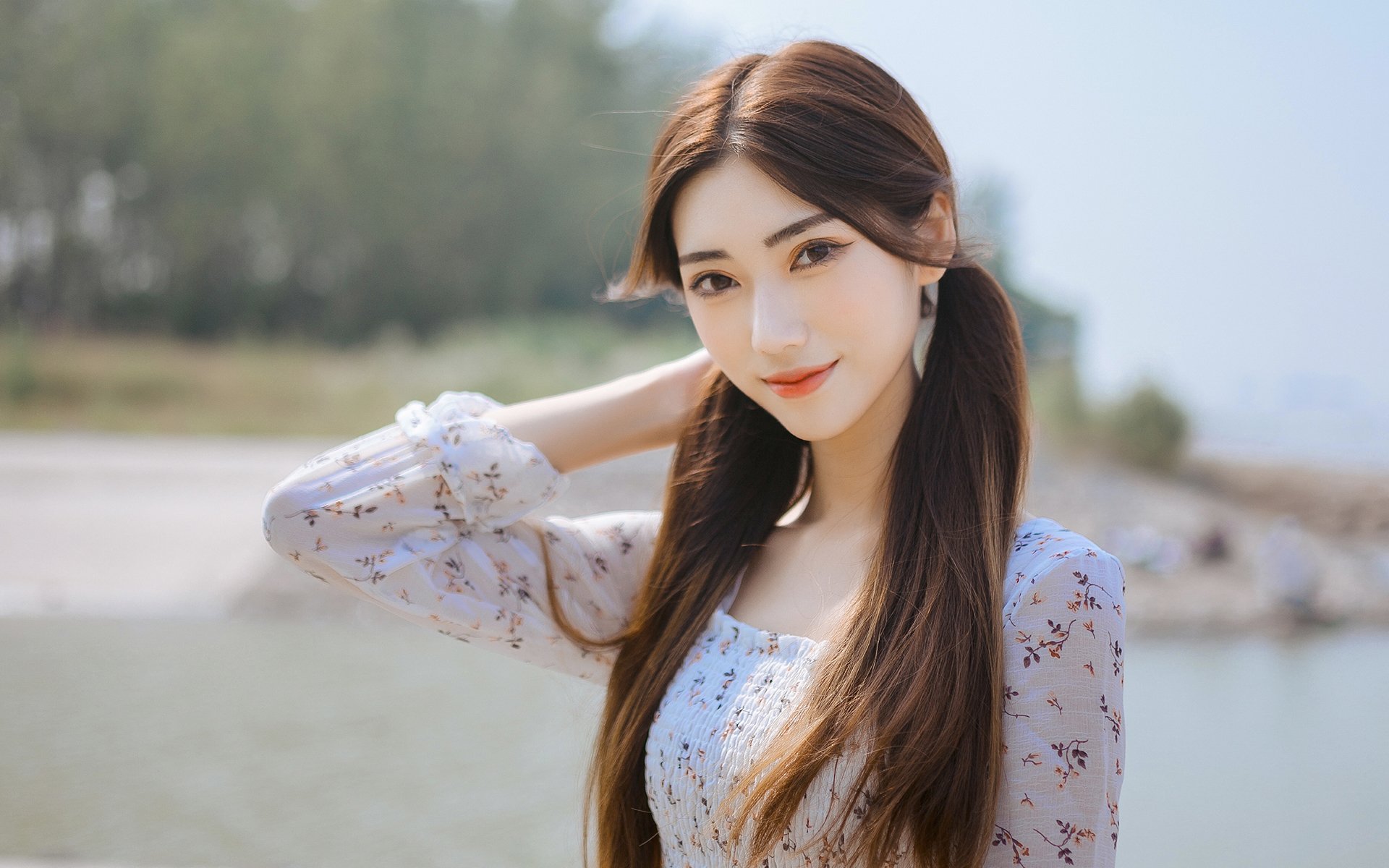 林允儿好清纯，米色皮毛外套清纯指数超赞，江疏影王楚然也有示范高马尾逐渐消失在校园，“鲶鱼头”更受欢迎，家长不理解也看不懂