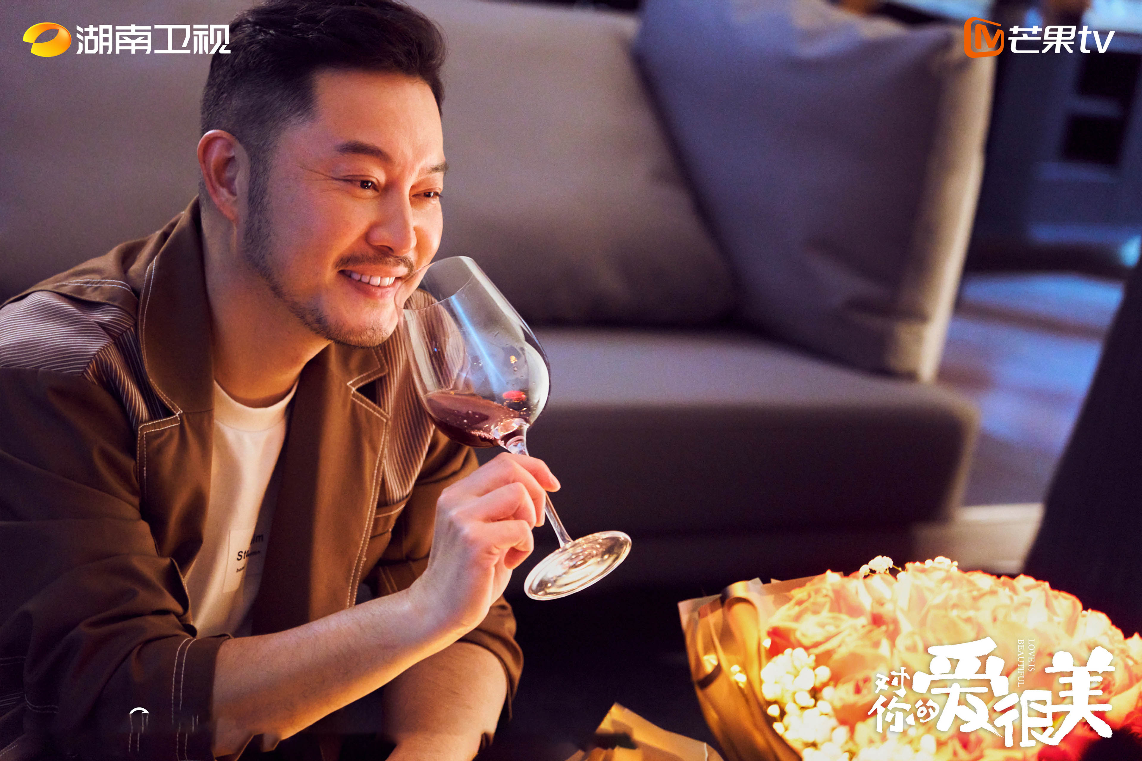 演员沙溢双膝罚跪？嘴硬不怕老婆，一脸嚣张！胡可抱胸摸老公头