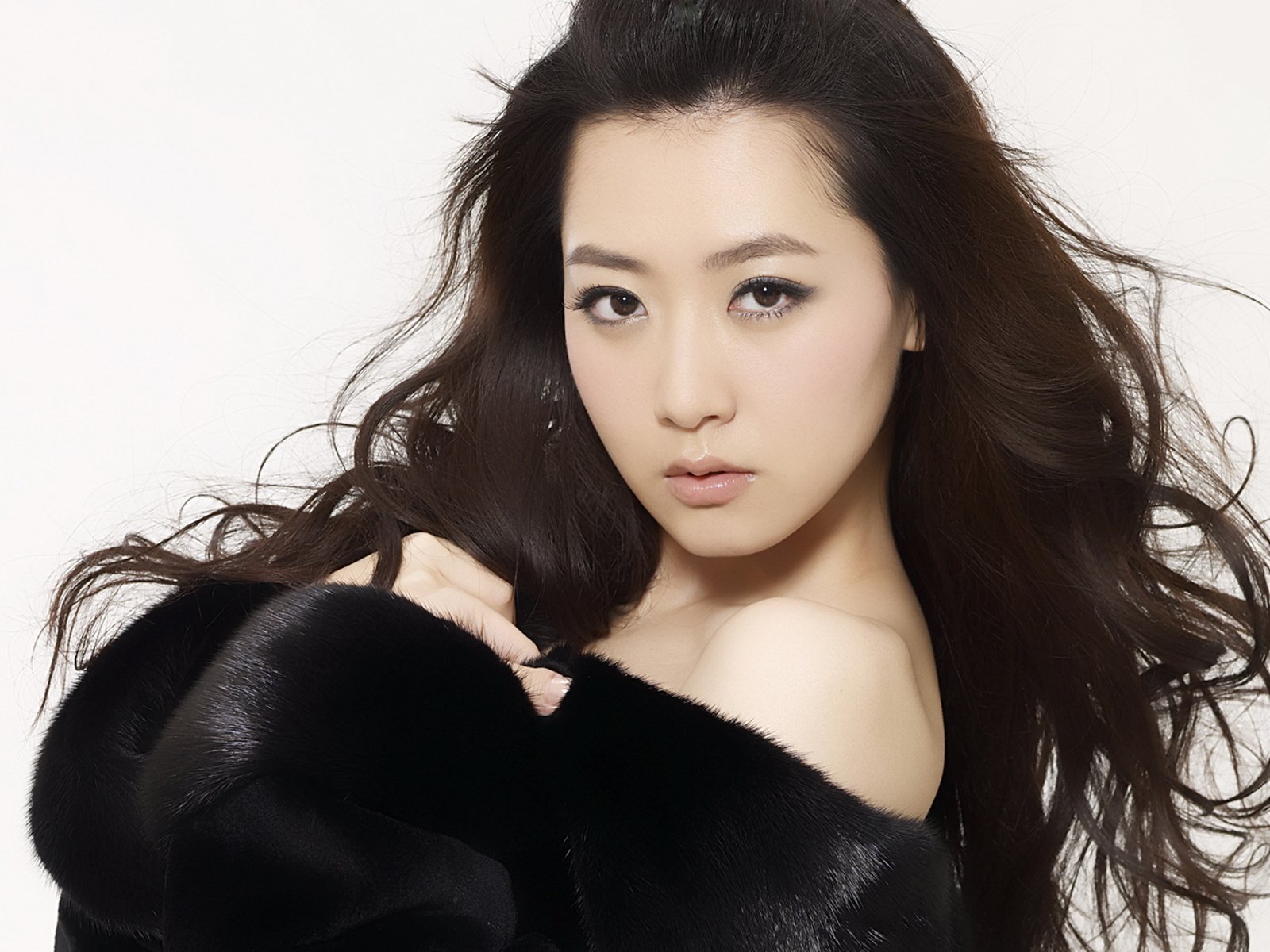 白冰为了美真拼，挂脖上衣秀“直角肩”，搭配阔腿裤显高又有气场