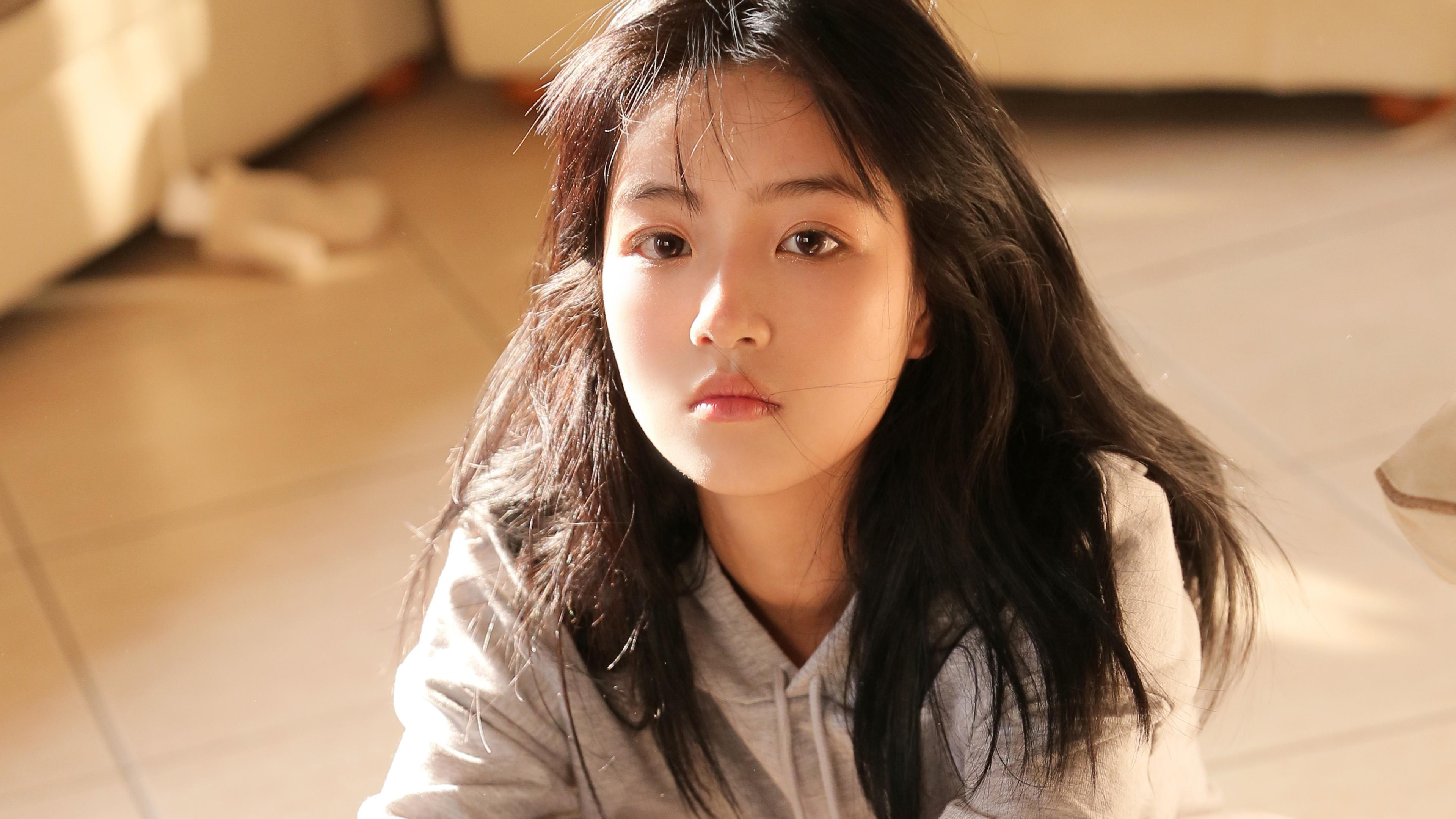 莫文蔚带妈妈出席活动，母女长得很像，与乐基儿等老友聚会
