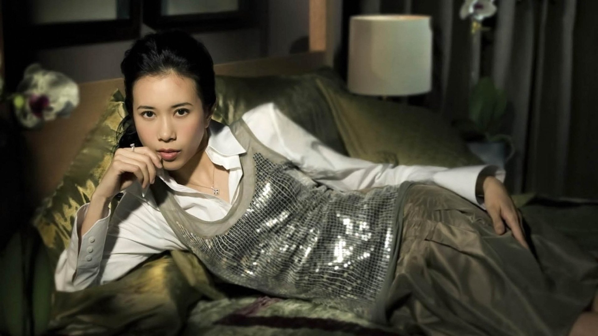 莫文蔚带83岁妈妈出席活动，母女长得很像，与乐基儿等老友聚会看完周华健儿子近照，终于理解了混血儿的心酸