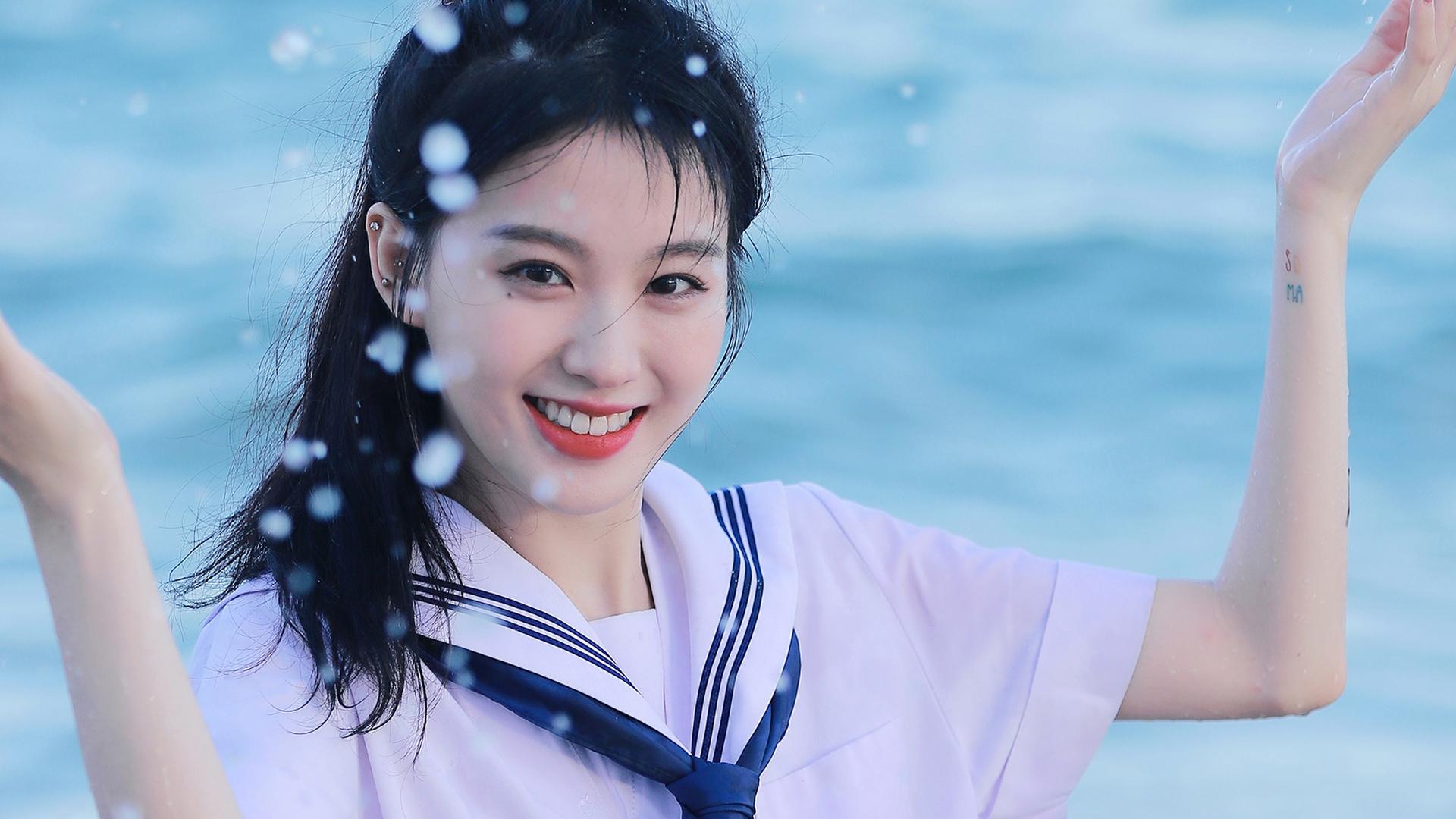 香港女神李嘉欣晒比基尼照，秀蛮腰细腿超火辣，海边背影迷人