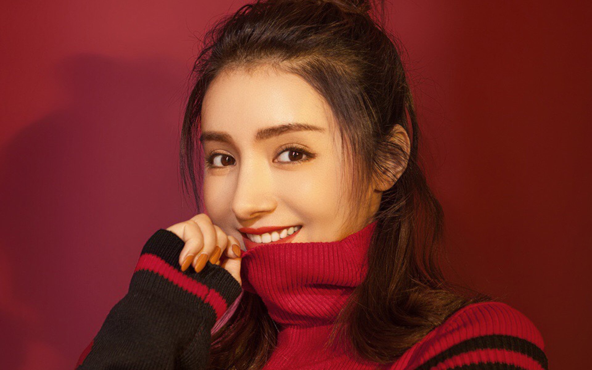 麦迪娜真没明星架子，衣服宽松、裤子起褶，儿子嘟嘴卖萌好可爱