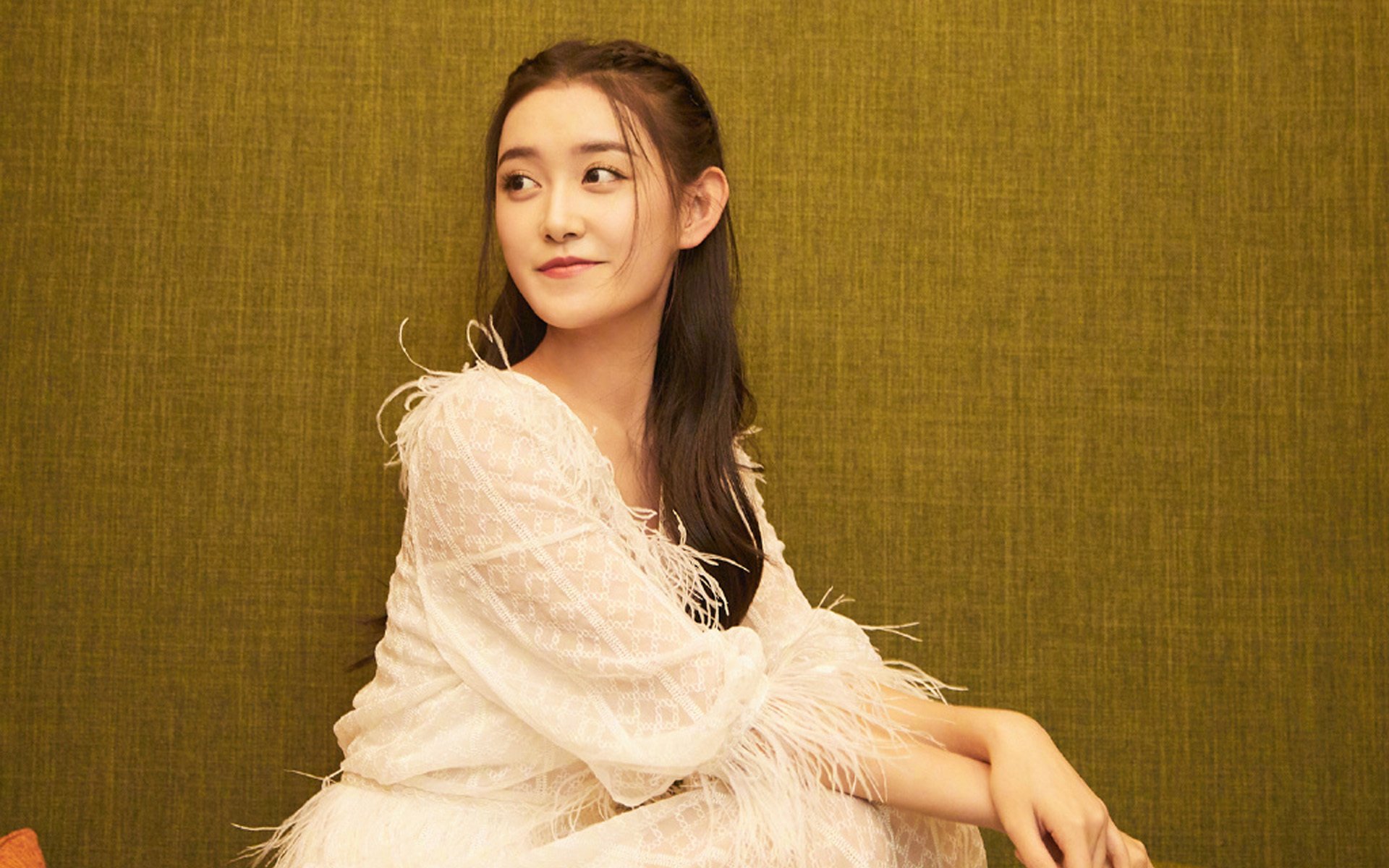 22岁的蒋依依和25岁的宋祖儿，都被亲妈坑惨了！